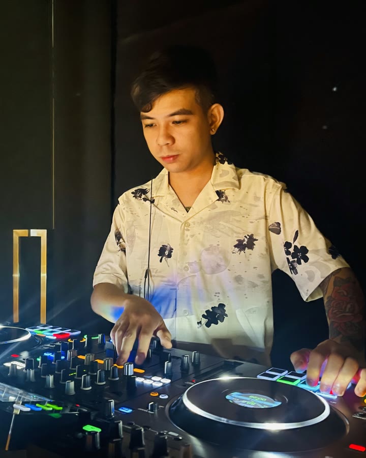 REIDEL in a floral shirt at the decks.